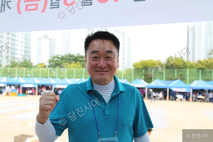 오성환 시장이 야외 운동장에서 주먹을 쥐고 포즈를 취하고 있다
