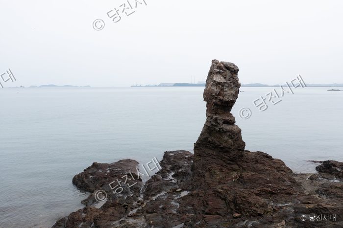 당진시 대난지섬 해안가에 특이한 형태의 바위가 솟아 있다.