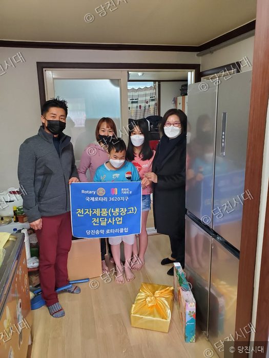 당진송악 로타리클럽이 다문화가정에 냉장고를 전달하고 있다.