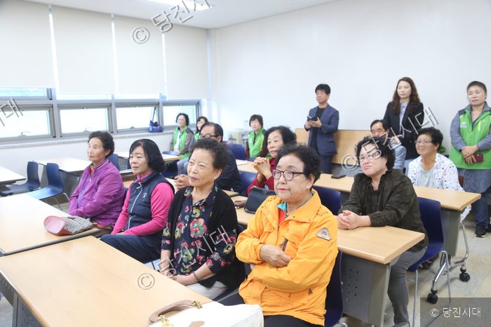 주민들이 강의실에 모여 앉아 교육을 듣고 있다.