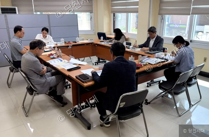 참석자들이 회의실에서 업무 협의를 진행하고 있다.