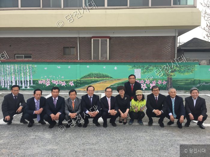 서해제일교회 관계자들이 부활절을 맞아 벽화 앞에서 기념 사진을 찍고 있다.