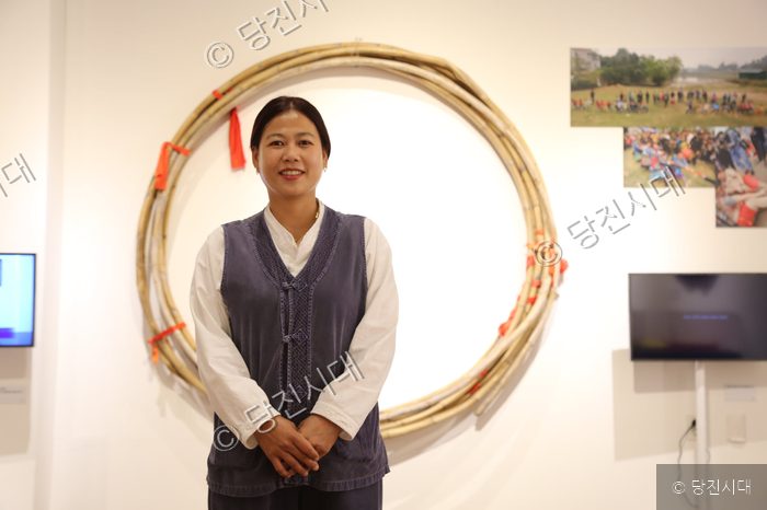 이수정 씨가 전시된 미술 작품 앞에 서 있다.