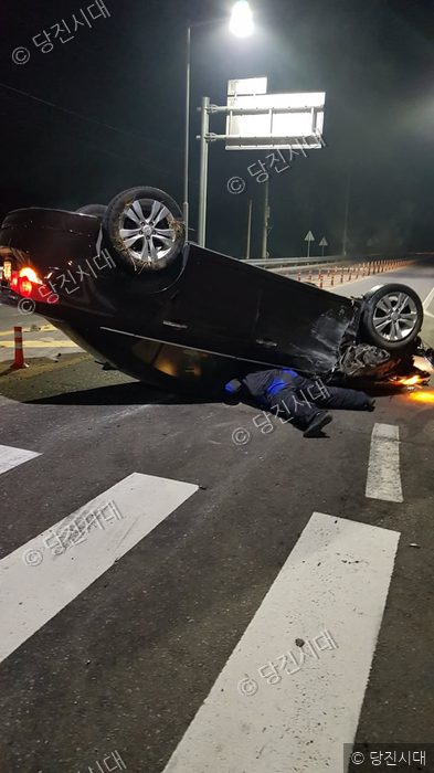 당진시 가교2리 회전교차로에서 차량이 전복되는 사고가 발생했다.