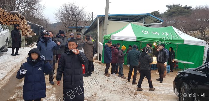 안국사 앞 해맞이 행사장에서 사람들이 나눔 봉사를 즐기고 있다.