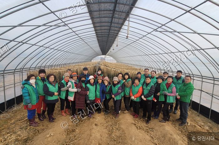 송산면 새마을지도자협의회 회원들이 비닐하우스에서 기념 촬영을 하고 있다.