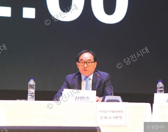 신완순 씨가 토론회 패널석에 앉아 발언하고 있다.