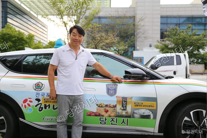 노종호 씨가 당진시 교통약자 도움 택시 옆에서 포즈를 취하고 있다.