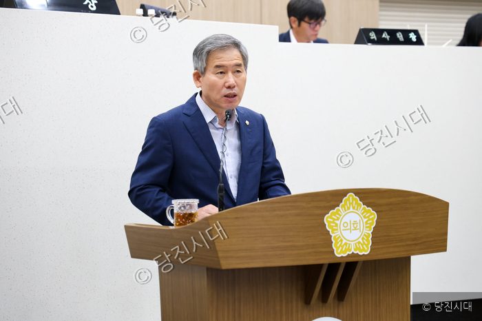 김봉균 의원이 의회 단상에서 발언을 하고 있다.