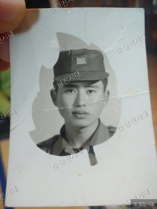 부대 앞에서 선을 보다