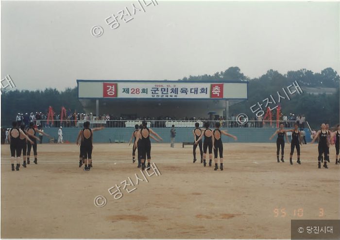운동장에서 참가자들이 체육대회 행사를 진행하고 있다.