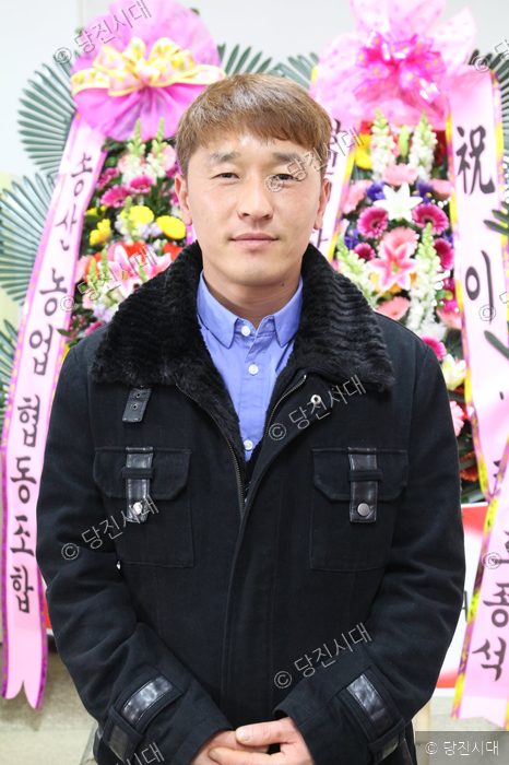 김승렬 씨가 정면을 바라보며 서 있다.