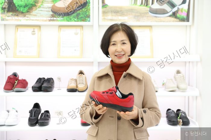 슈올즈 당진점 이대흥 대표가 매장에서 기능성 신발을 들어 보이고 있다.