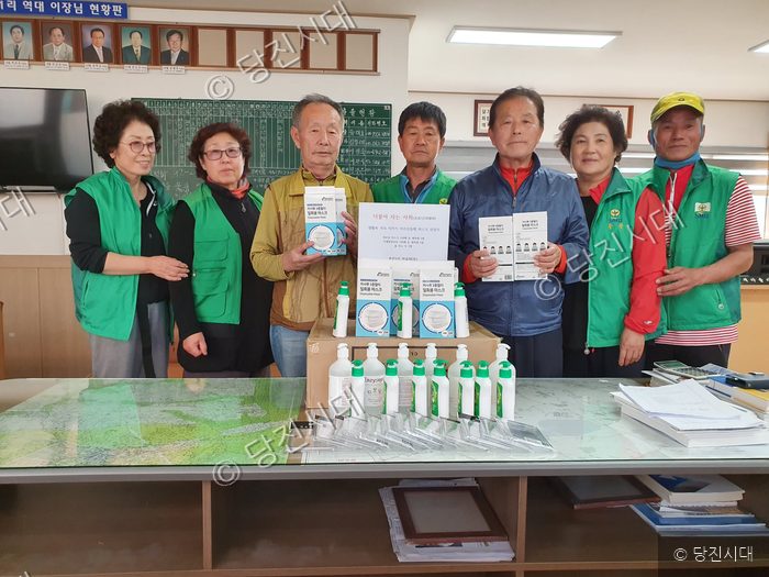 주민들이 마스크와 손소독제 등 방역 물품을 기부하고 있다.