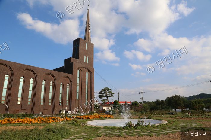 당진의 송매교회 전경과 앞마당의 분수대 모습이다.