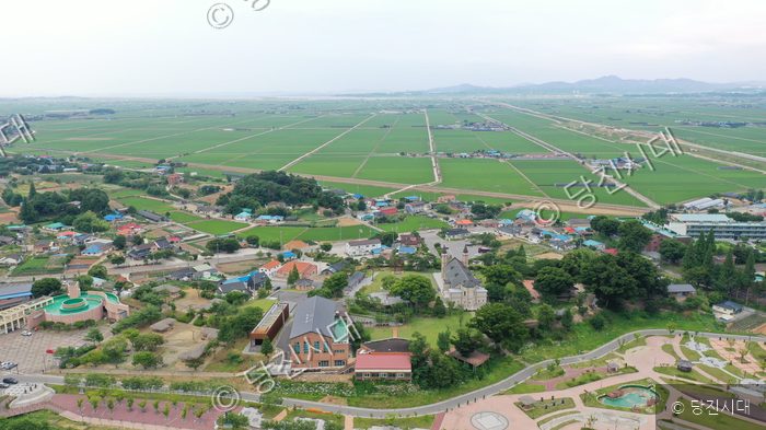 당진의 한 천주교 역사 마을과 주변 들판이 내려다보인다.