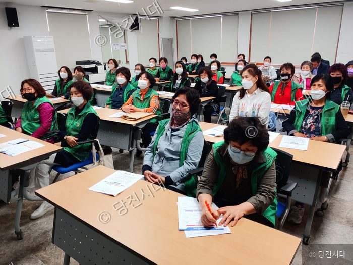 당진시 새마을회원들이 교육 프로그램에 참여하고 있다.