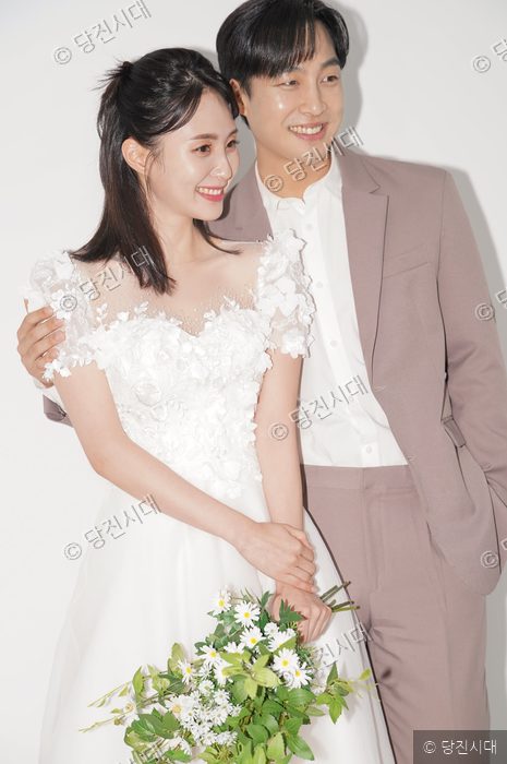 사월애 스튜디오에서 웨딩 촬영을 하는 박경호 대표 커플이 포즈를 취하고 있다.