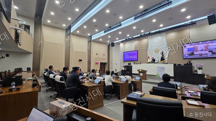 당진시의회 의원들이 본회의장에서 회의를 진행하고 있다.