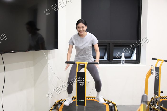 김기쁨 대표가 읍내동 뿜점핑 다이어트에서 점핑 운동을 하고 있다.