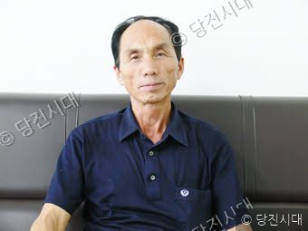 (사)전국이·통장연합회 당진군지회 서흥석 지회장이 소파에 앉아 있다.