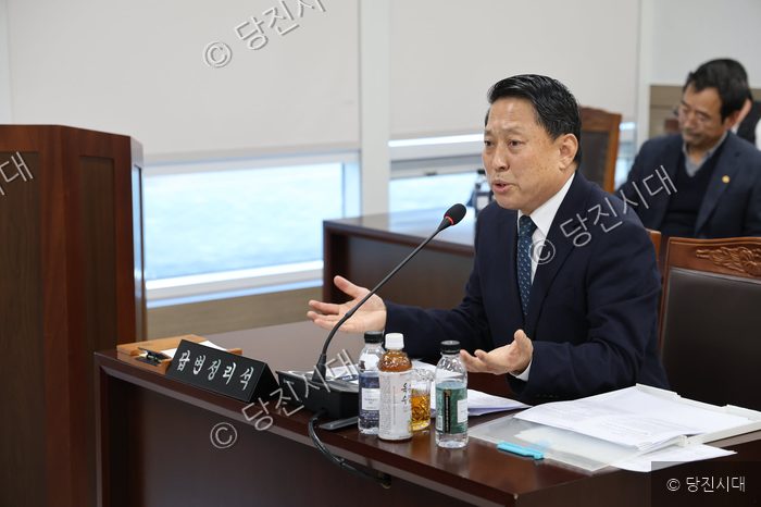 오성환 시장이 회의 테이블에서 발언하며 손동작을 하고 있다.
