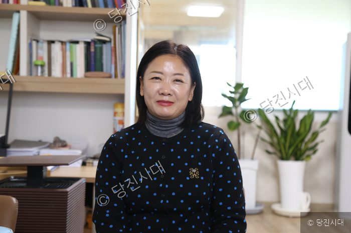 백우민 대표가 실내에서 미소 지으며 카메라를 응시하고 있다.