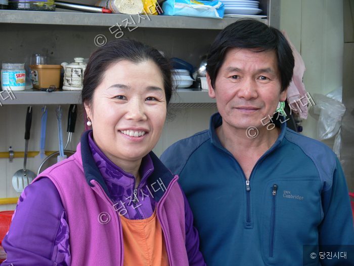 부산 꼼장어 식당의 대표가 환하게 웃고 있다.