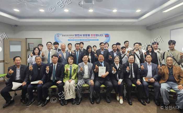 캄보디아 대사 일행이 당진시외국인근로자센터를 방문하여 기념촬영을 하고 있다.