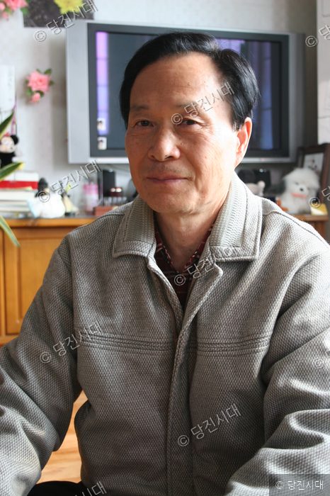 김용우 면천사랑봉사회장이 인터뷰를 위해 포즈를 취하고 있다.
