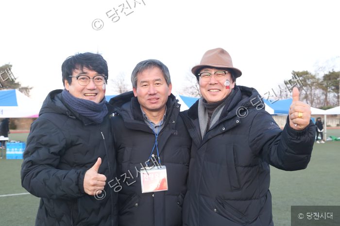 펀펀페스티벌 현장에서 진행요원과 참가자들이 밝은 표정으로 엄지를 치켜세우고 있다.
