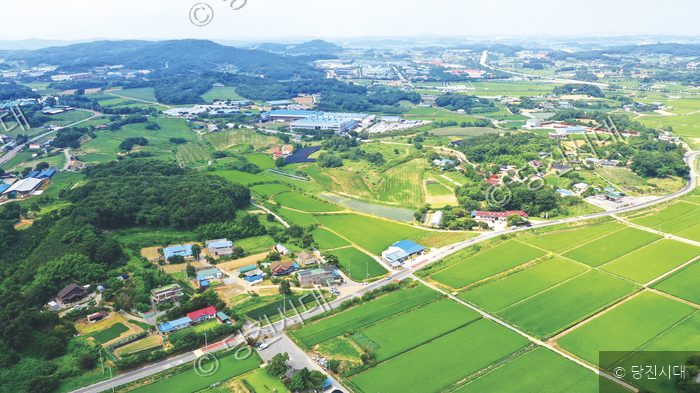 충남 당진시 합덕읍 창정리의 마을과 들판을 드론으로 촬영하고 있다.