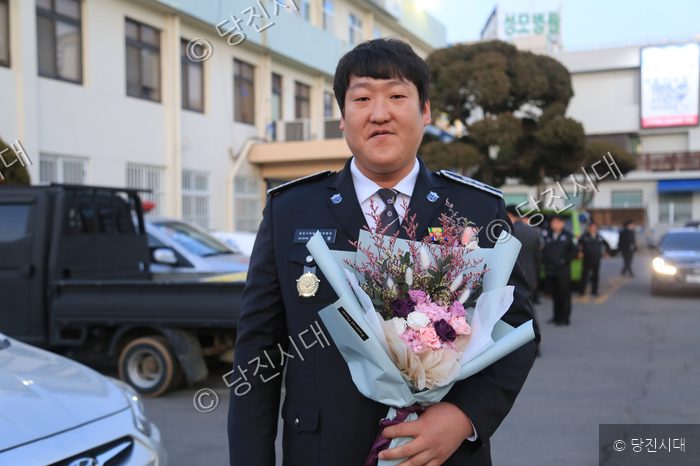 윤대영 지대장이 취임식에서 꽃다발을 들고 기념 촬영을 하고 있다.