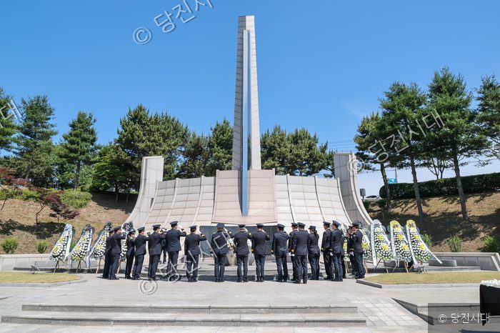 소방대원들이 현충일 추념식에서 현충탑을 향해 거례를 하고 있다.
