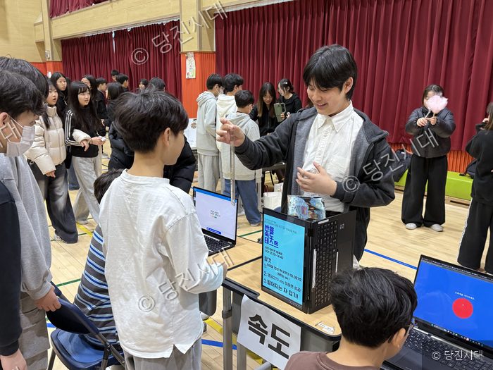 대덕초등학교 학생들이 재능기부의 날 행사에 참여하고 있다.