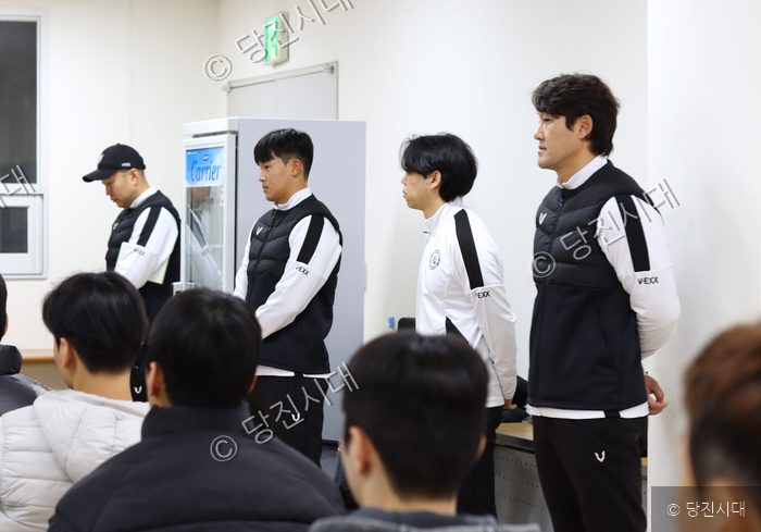 당진시민축구단 선수들과 코칭스태프가 첫 소집 훈련을 받고 있다.