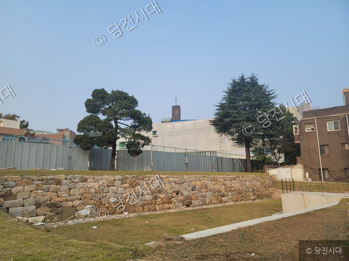 당진 구 군청 철거 후 광장 조성 및 당진읍성 터 복원 현장이 보인다.