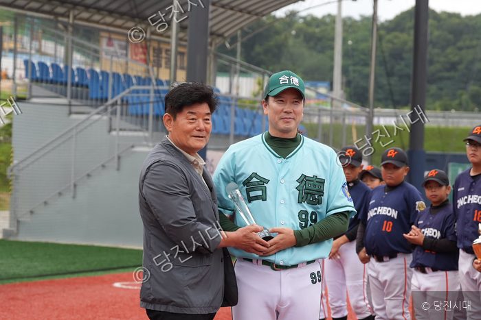 합덕초 야구부 전황진 교장이 우승 트로피를 받고 있다.