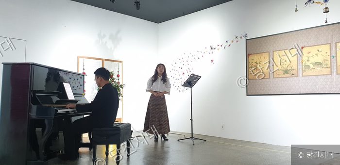 면천읍성미술관에서 피아노 연주와 함께 성악 공연이 펼쳐지고 있다.