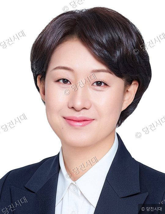 진보당 오윤희 예비후보가 정장 차림으로 정면을 응시하며 미소 짓고 있다.