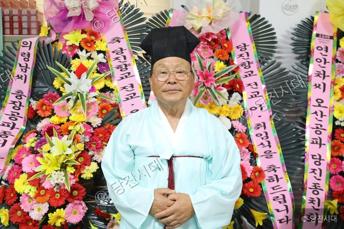 당진향교 신임 전교가 전통 복장을 갖추고 서 있다.