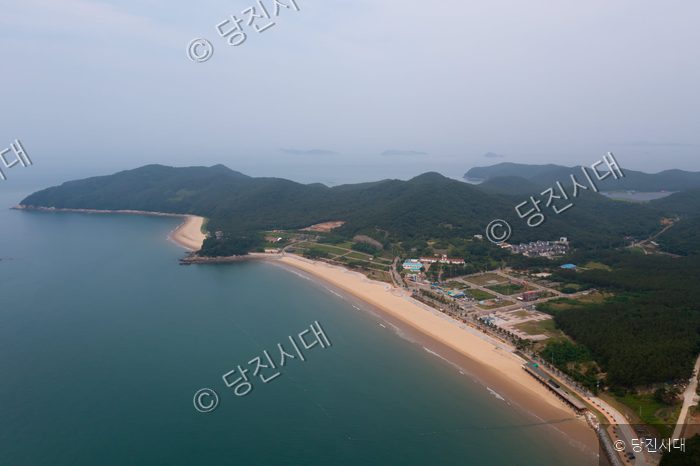 당진시 대난지섬 해변과 마을의 풍경이 펼쳐져 있다.