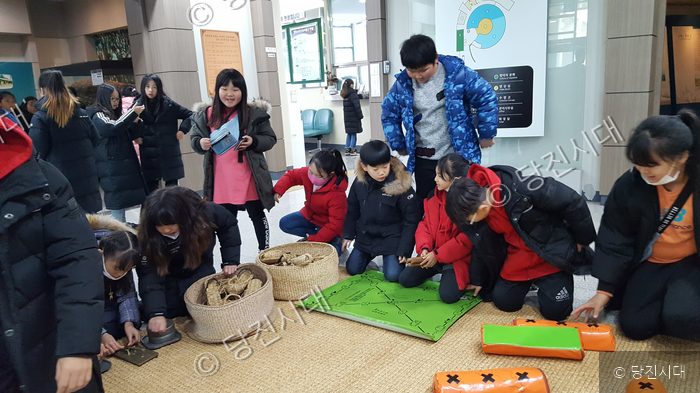 송악초 학생들이 박물관에서 전통 체험 활동을 하고 있다.