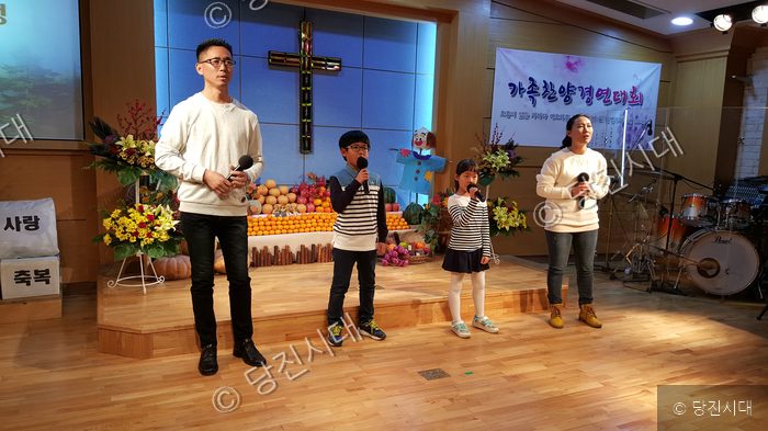 로뎀교회에서 가족찬양경연대회가 열려 가족이 노래를 부르고 있다.