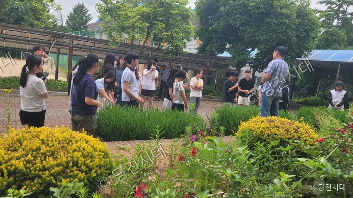 학생들이 고산초등학교 또는 고대초등학교 체험학습에 참여하고 있다.