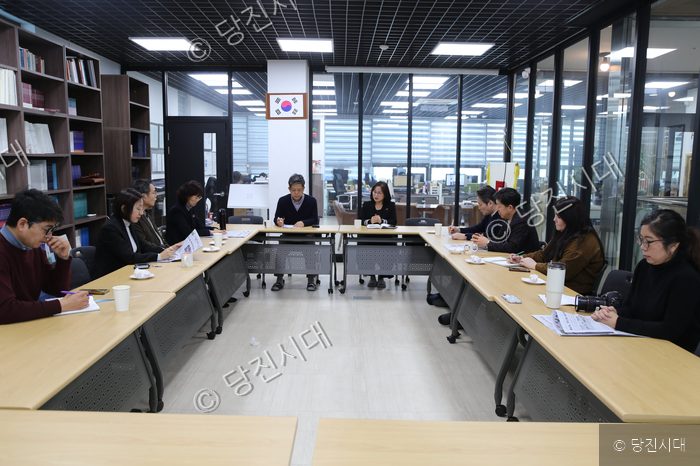 당진시대 편집자문위원들이 회의실에 모여 회의를 진행하고 있다.