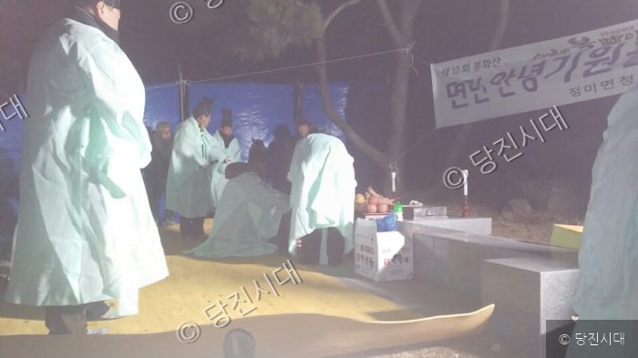 사람들이 전통 복장을 갖춰 입고 봉화산에서 제례를 올리고 있다.