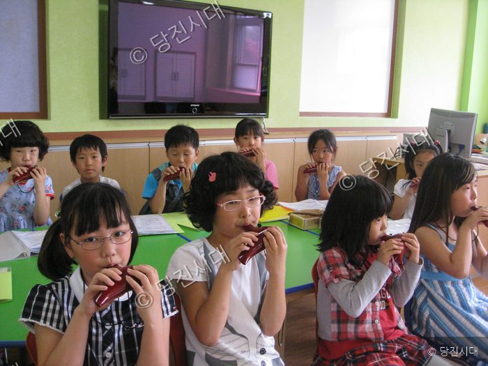 정미초등학교 이영숙 씨 등이 방과후 수업에서 오카리나를 연주하고 있다.