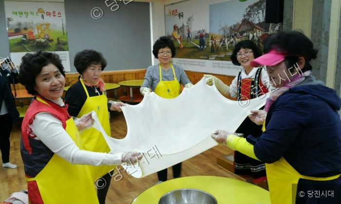 고대 생활개선회 회원들이 치즈 만들기 체험을 하고 있다.