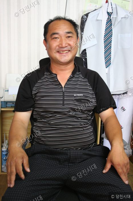 심상복 명동종합광고 대표가 환하게 웃고 있다.